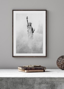 Το Άγαλμα της Ελευθερίας σε γκρι φόντο