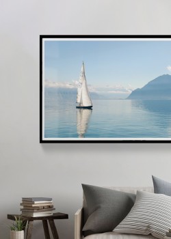 Λευκό ιστιοφόρο στην γαλάζια θάλασσα