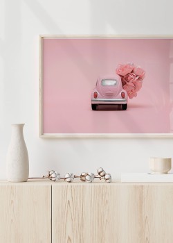 Ροζ αυτοκίνητο με τριαντάφυλλα
