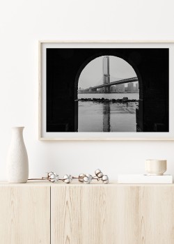 Στοά με θέα την γέφυρα