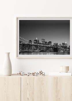 Γέφυρα του Μπρούκλιν με φόντο την φωτισμένη Νέα Υόρκη