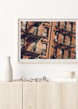 Παλιό κτήριο που φωτίζεται από τον ήλιο