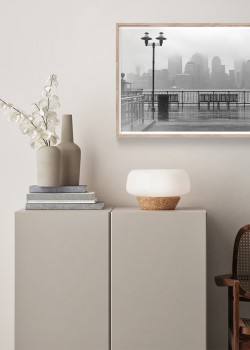 Βρεγμένος πεζόδρομος με φόντο την πόλη