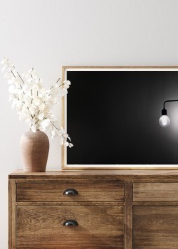 Λάμπα σε μαύρο τοίχο