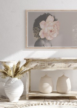 Γυναίκα με ένα ροζ νούφαρο στο πρόσωπό της