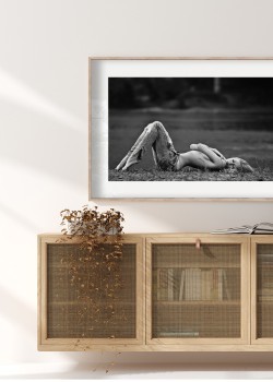 Kοπέλα ξαπλωμένη στο γρασίδι