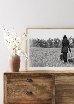 Γυναίκα που κρατάει μια βαλίτσα και ένα σκαμπό