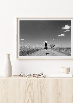 Κοπέλα που περπατάει με χαρούμενη διάθεση στους αγρούς