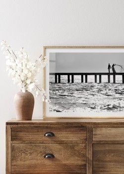 Νυμφευμένο ζευγάρι πάνω στην αποβάθρα της θάλασσας