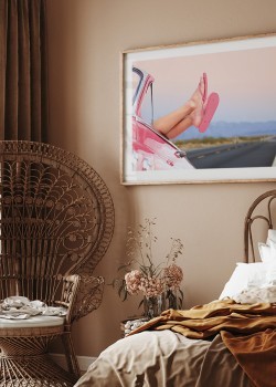 Γυναίκα ξαπλωμένη μέσα σε ένα ροζ αμάξι