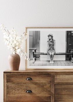 Κοπέλα που κάθεται στο παγκάκι