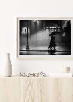 Ζευγάρι που περπατάει στην βροχή