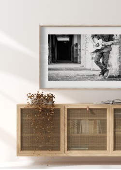 Κιθαρίστας παίζει κιθάρα σε παλιό κτίριο