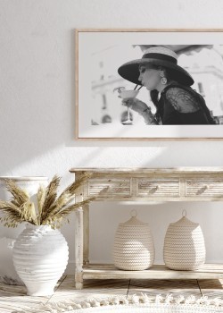 Κομψή γυναίκα που πίνει το κοκτέιλ της