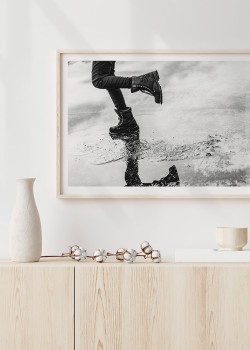 Άντρας που τρέχει στον βρεγμένο δρόμο