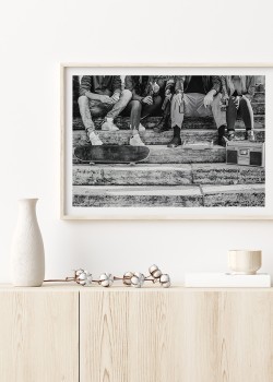 Φίλοι που κάθονται στα σκαλιά