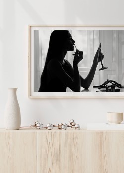 Κοπέλα που βάζει κραγιόν