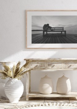 Άντρας ξεκουράζεται σε παγκάκι της αποβάθρας