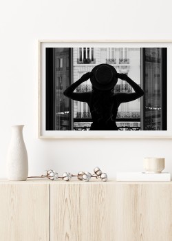 Κοπέλα στο μπαλκόνι