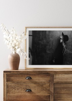 Κοπέλα που κοιτάει ψηλά