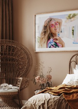 Ξανθιά κοπέλα με φλοράλ πουκάμισο