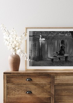 Μοναχική κοπέλα κάθεται στο παγκάκι