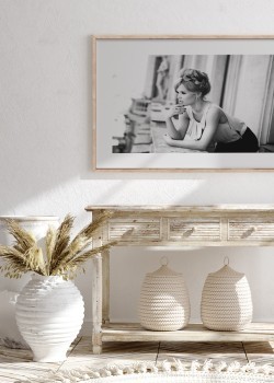 Μοντέλο φωτογραφίζεται στο μπαλκόνι