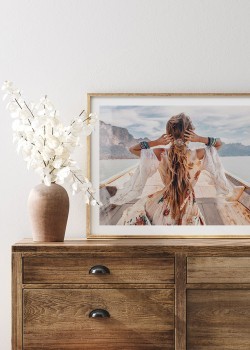 Κοπέλα στην βάρκα με boho στυλ