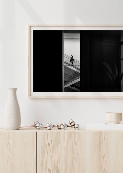 Εσωτερική σκάλα σε μαύρο φόντο