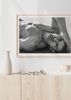 Γυμνασμένος άντρας στην αμμουδιά