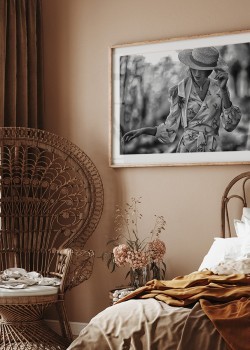 Κοπέλα με ρόμπα