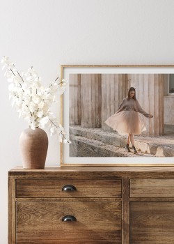 Κορίτσι που περπατάει μπροστά από έναν αρχαίο ναό