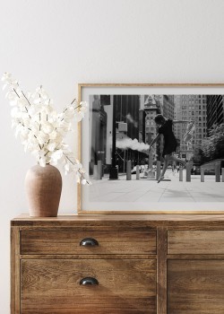 Κοπέλα χορεύει στο κέντρο της πόλης