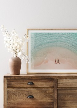 Ζευγάρι ξαπλωμένο στην ακρογιαλιά