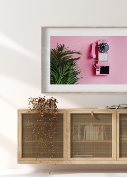 Τηλέφωνο σε ροζ φόντο