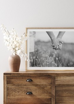 Άγγιγμα χεριών σε σκούρο φόντο