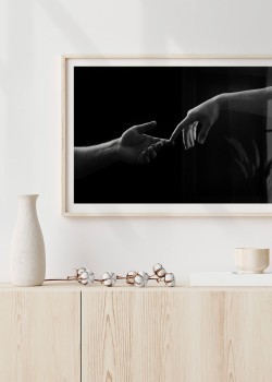 Άγγιγμα χεριών σε μαύρο φόντο