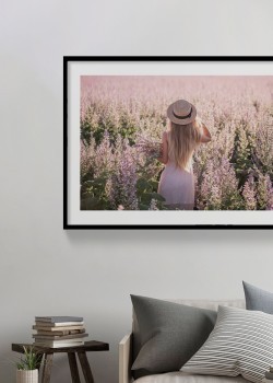 Κοριτσάκι που μαζεύει λεβάντα