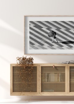 Πανοραμική λήψη με μια γυναίκα με ομπρέλα