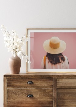 Κοπέλα με ψάθινο καπέλο