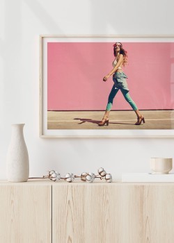 Μοντέλο με τρέντυ λουκ σε ροζ φόντο