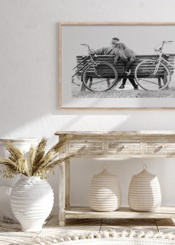 Ζευγάρι κάθεται στο παγκάκι