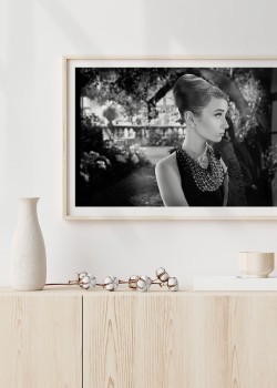 Κοπέλα με εκθαμβωτικό κολιέ