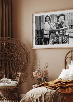 Μοντέλο που πίνει καφέ