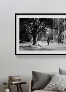 Κοπέλα στέκεται μπροστά από τα χιονισμένα δέντρα