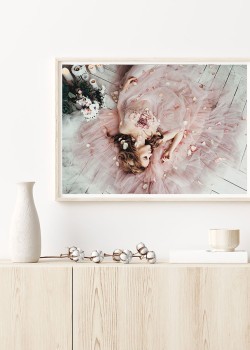 Κοπέλα με ροζ φόρεμα