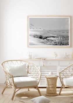 Γλάροι που πετούν πάνω από τα κύματα