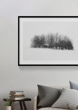 Ξύλινο σπιτάκι σε χιονισμένο τοπίο