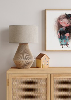 Κοριτσάκι με μαύρη γάτα