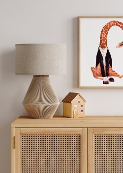 Καμηλοπάρδαλη με σμόκιν